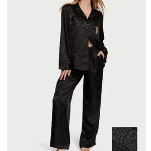VICTORIA'S SECRET
Satin Long Pajama Set